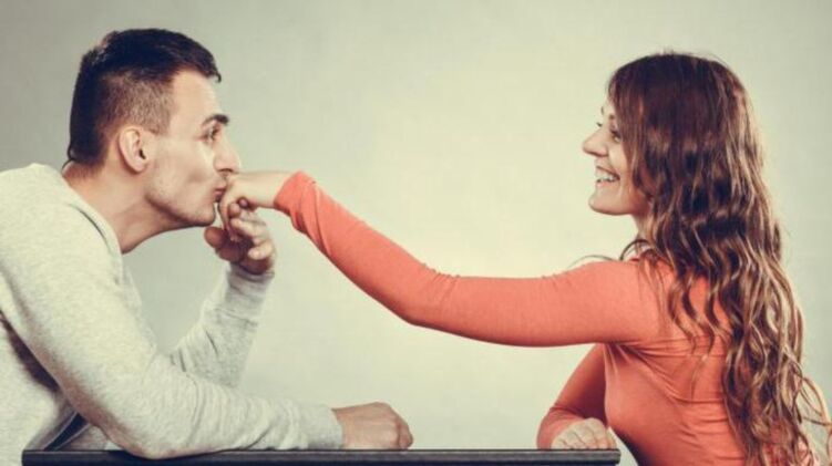 bir adam bir kıza bakıyor ve penisini büyütmeyi düşünüyor