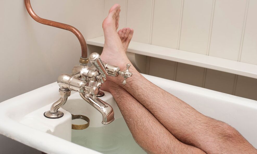 Bir adam soda ile banyo yapıyor