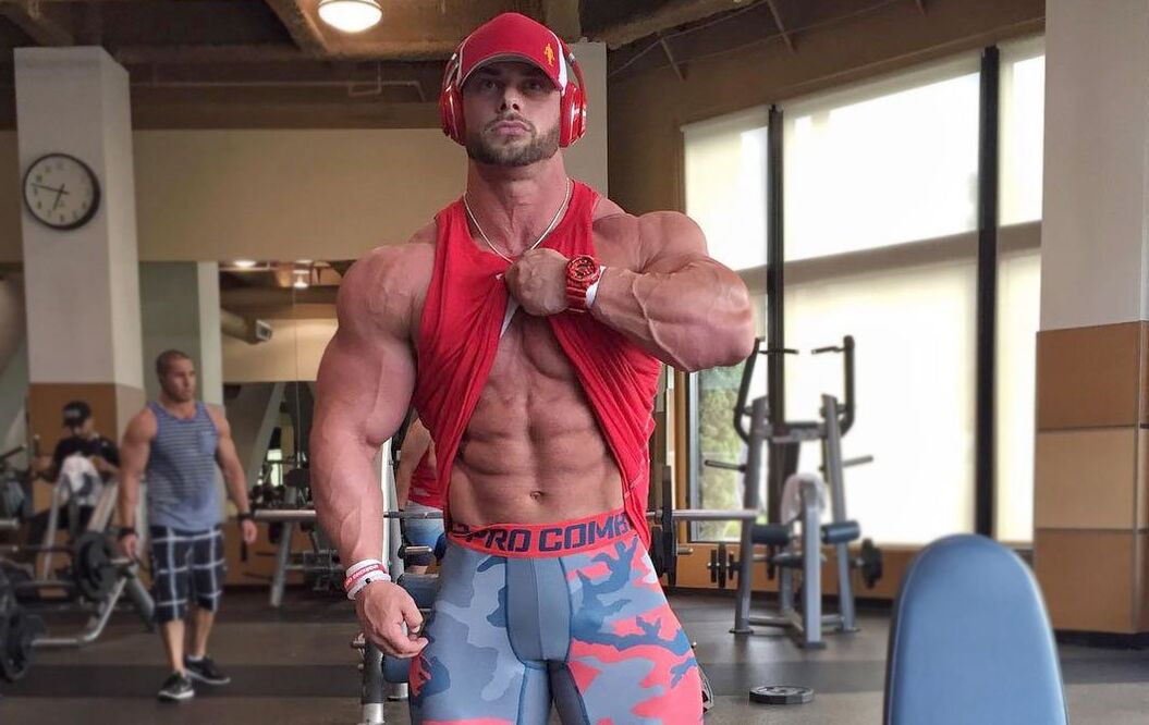Spor salonunda spor şeklindeki adam